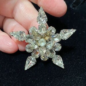 Weissco vintage 1950’s Rhinestone silver Star Brooch